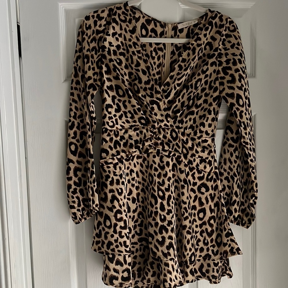 Illa illa leopard romper long sleeve v neck back zip